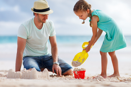 Vater und Tochter am Strand