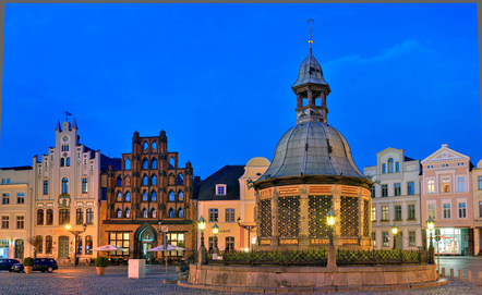 Abendlicher Marktplatz Wismar Wasserkunst